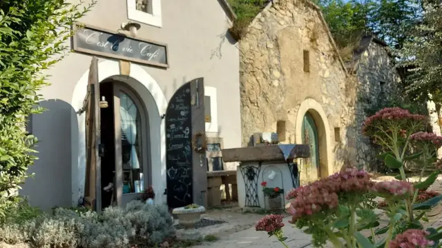 C'est La Vie Café Pátyon – egy csipet Provence Budapesttől fél órára