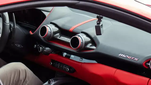 Ferrarivezetés ajándékba: milyen érzés egy olasz szupersportautó volánja mögött ülni?