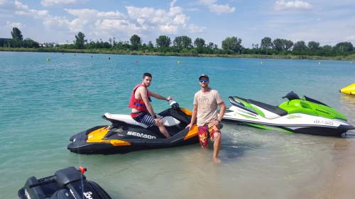 Jetskizés Budapest szélén a Fundy tavon nagyméretű zárt jetski pályákon 4