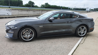 2021-es Ford Mustang GT vezetés a Kakucs Ringen kosár