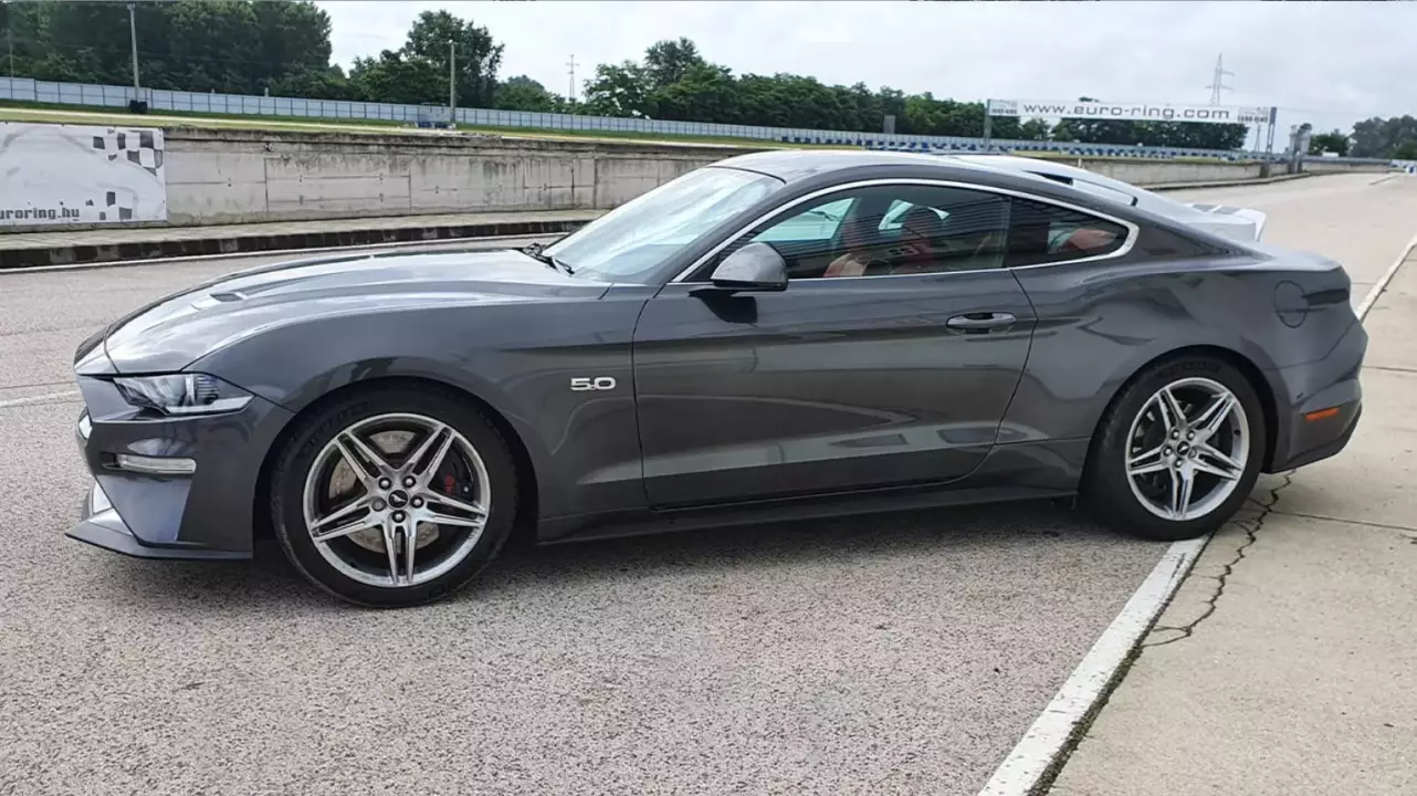 2021-es Ford Mustang GT vezetés a Kakucs Ringen fő kép