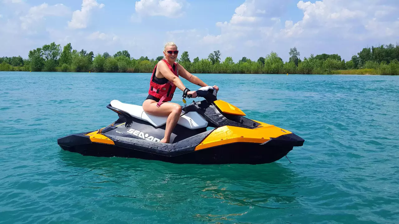 Jetskizés Budapest szélén a Fundy tavon nagyméretű zárt jetski pályákon fő kép