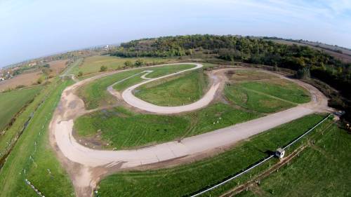 Subaru STI-vel 1 km-es rallycross pályán Siófok mellett 2