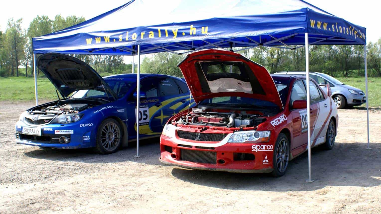 Mitsubishi és Subaru rally 1