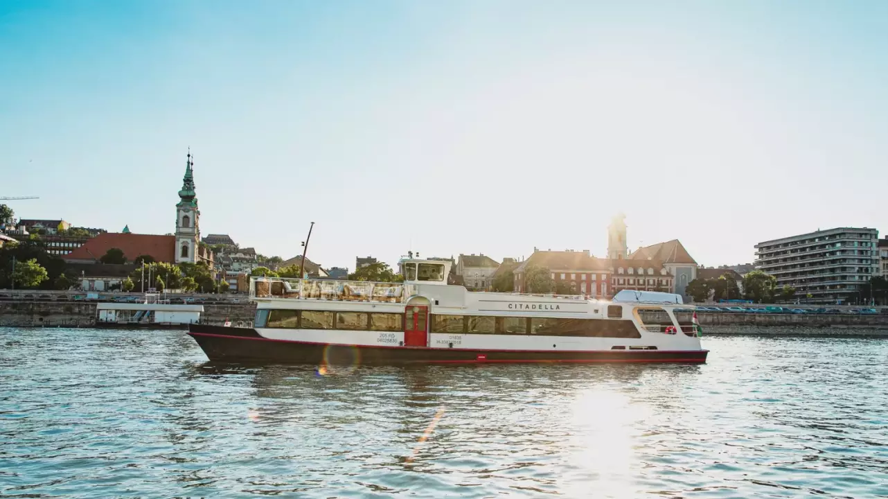 Exkluzív budapesti városnézés a Duna Cruises elegáns sétahajóján, a Citadellán fő kép