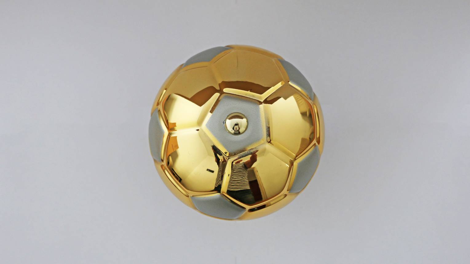 Aranylabda 15 cm-es labdával, egyedi gravírozással 4
