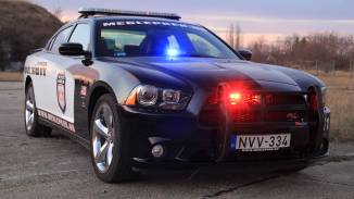 400 LE-ős Dodge Charger Need for Speed rendőrautóval utcai vezetés kosár