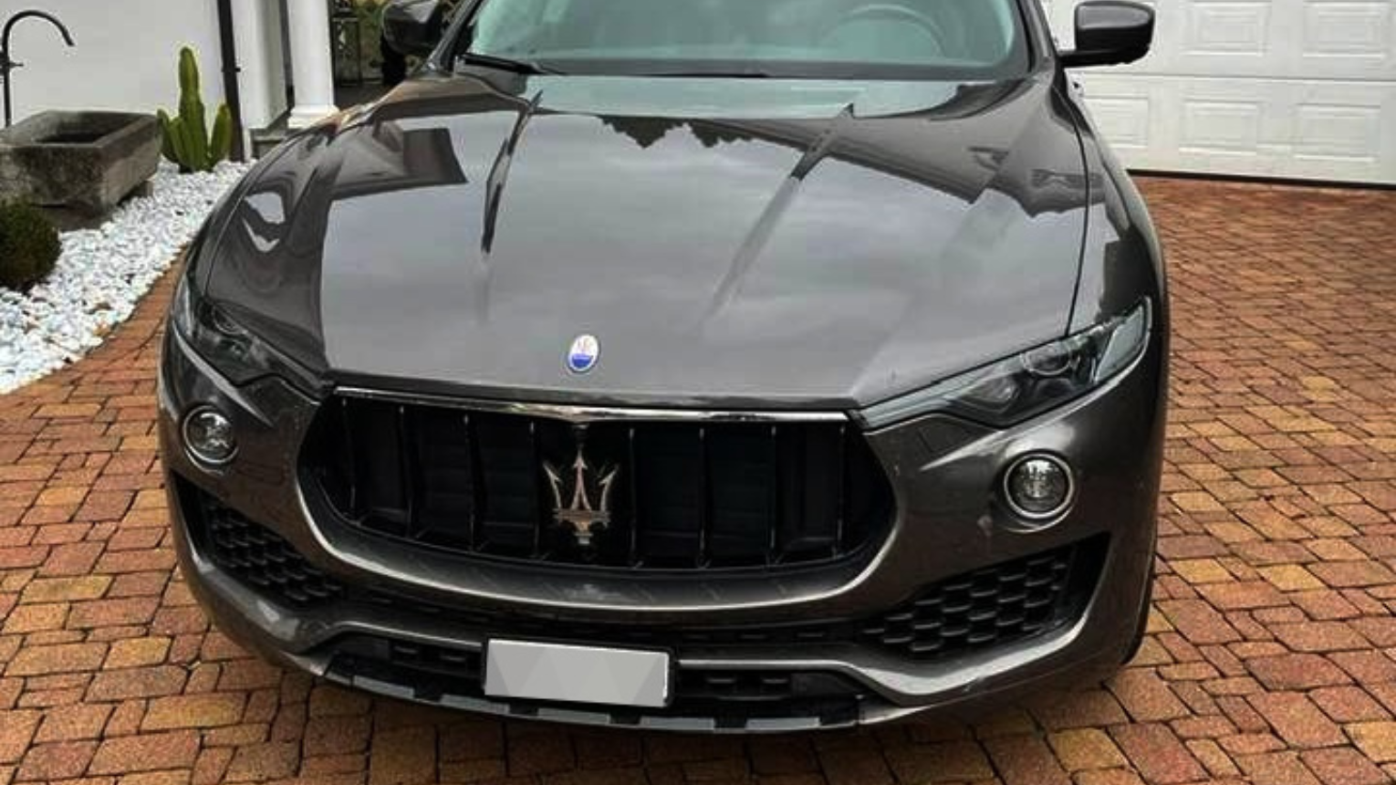 430 Lóerős Maserati Levante S gyönyörűség bérlése