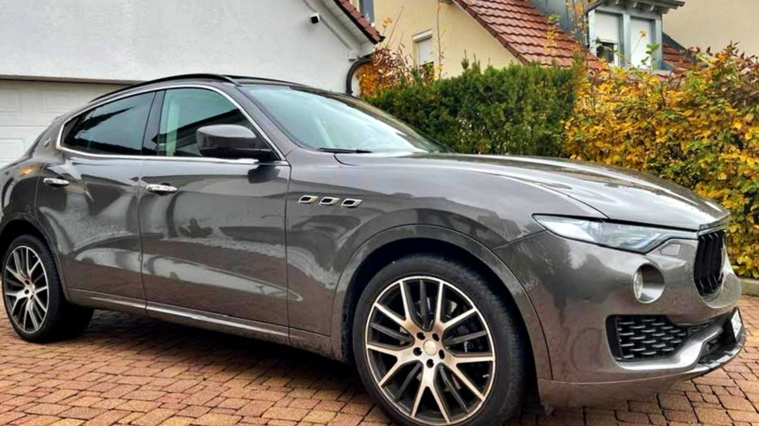 430 Lóerős Maserati Levante S gyönyörűség bérlése