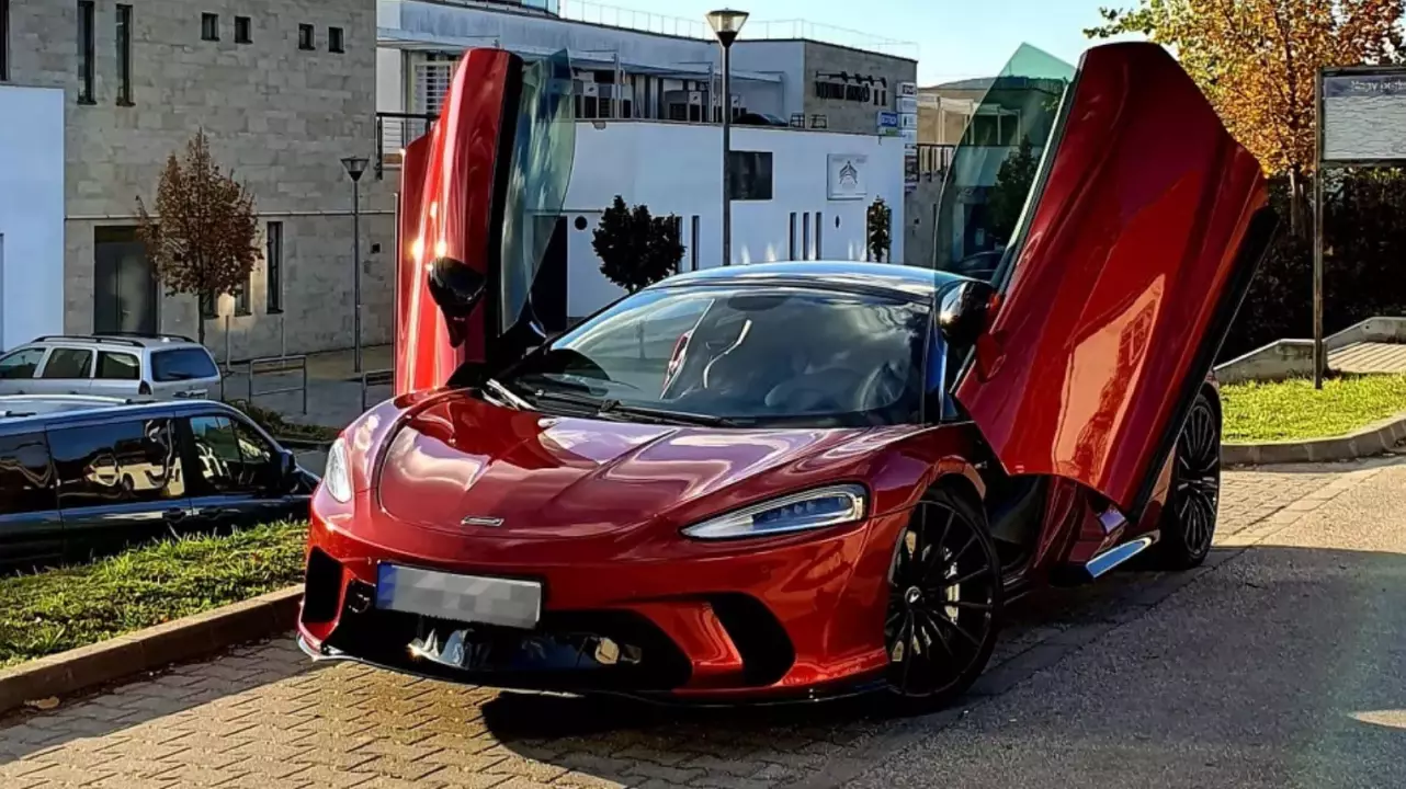 Gyönyörű McLaren GT autópályás vezetés fő kép