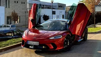 Gyönyörű McLaren GT autópályás vezetés kosár