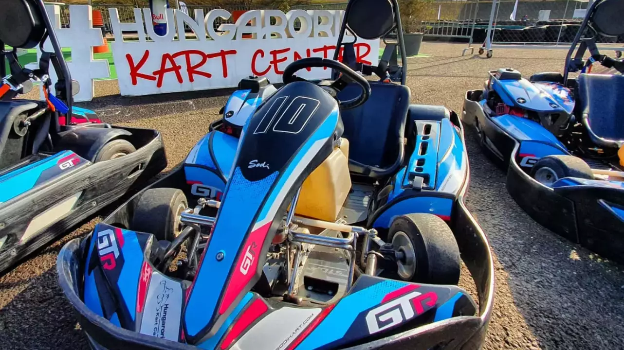 Mini GP gokart versenycsomag dobogós díjkiosztóval és éremmel fő kép