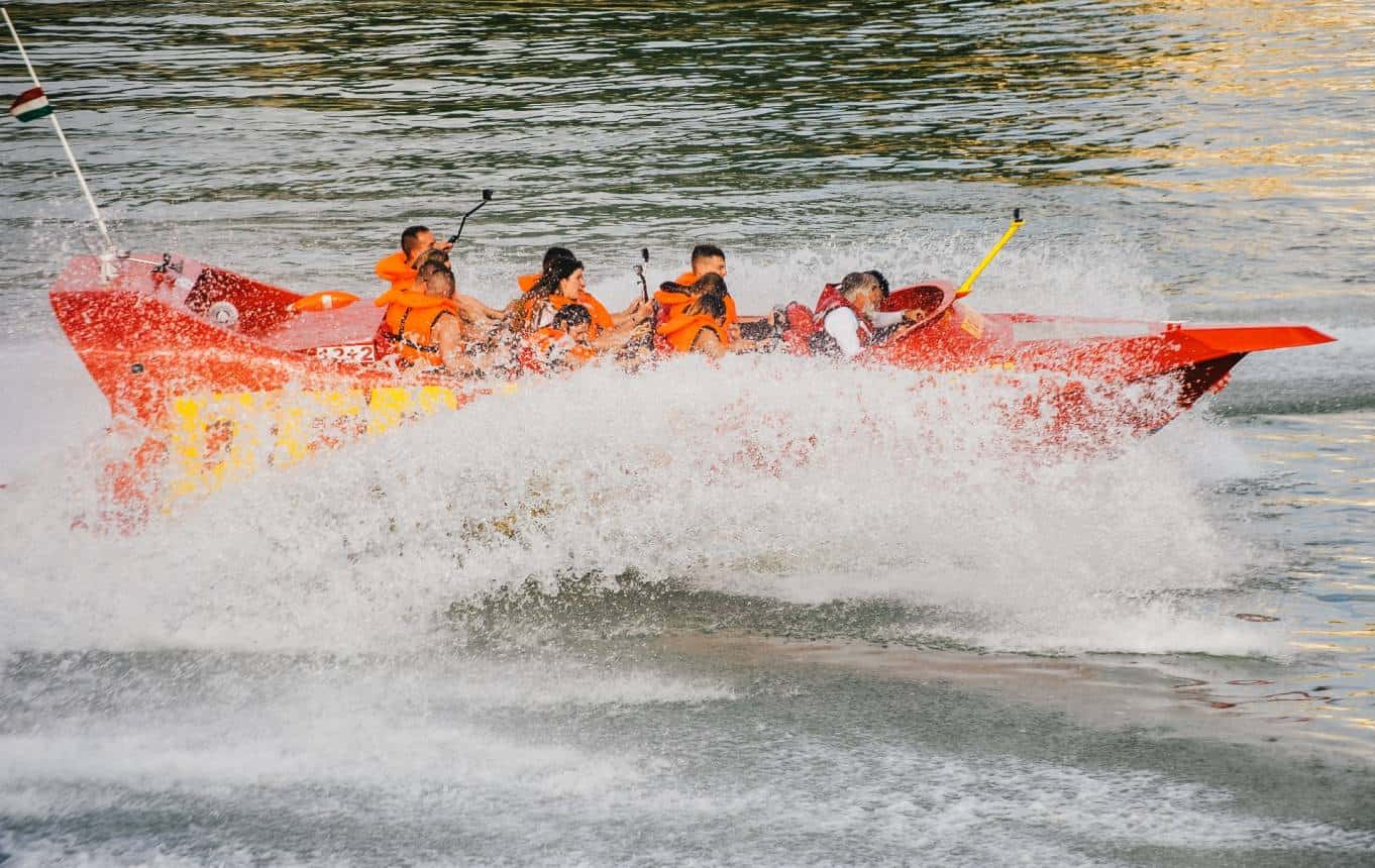 Kollégákkal Driftelés a Dunán speciális REDJET motorcsónakkal teli vigyorral 2