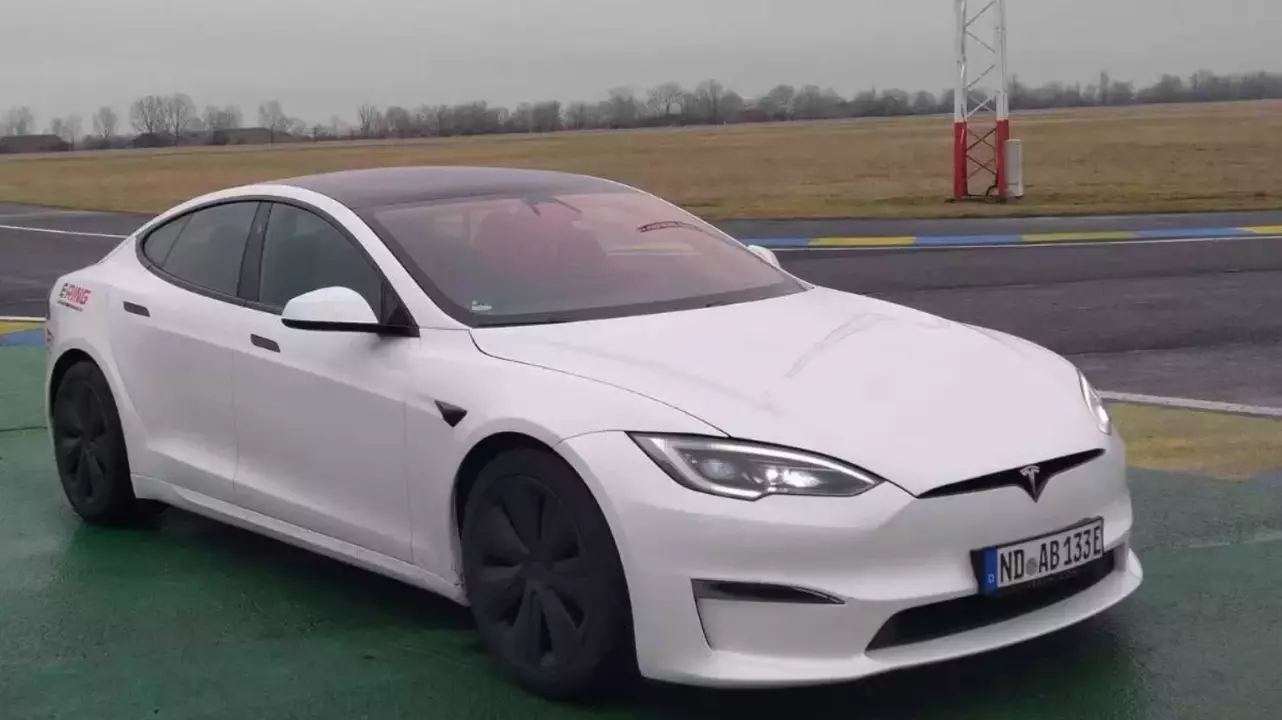 Tesla Model S Plaid élményautózás gyerekeknek a Kakucs Ringen fő kép