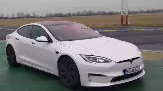 Tesla Model S Plaid élményautózás gyerekeknek a Kakucs Ringen