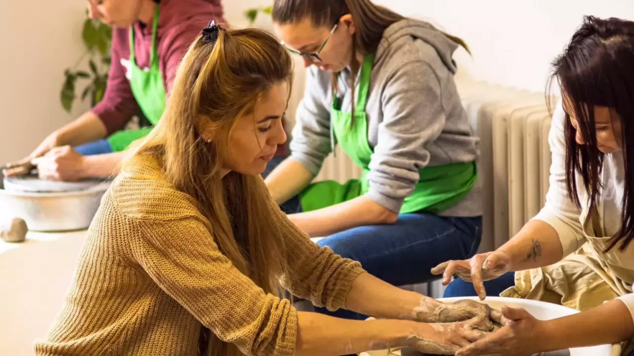 Korongozás a Kollégákkal! – Csapatépítő kerámia workshop Nyíregyházán fő kép