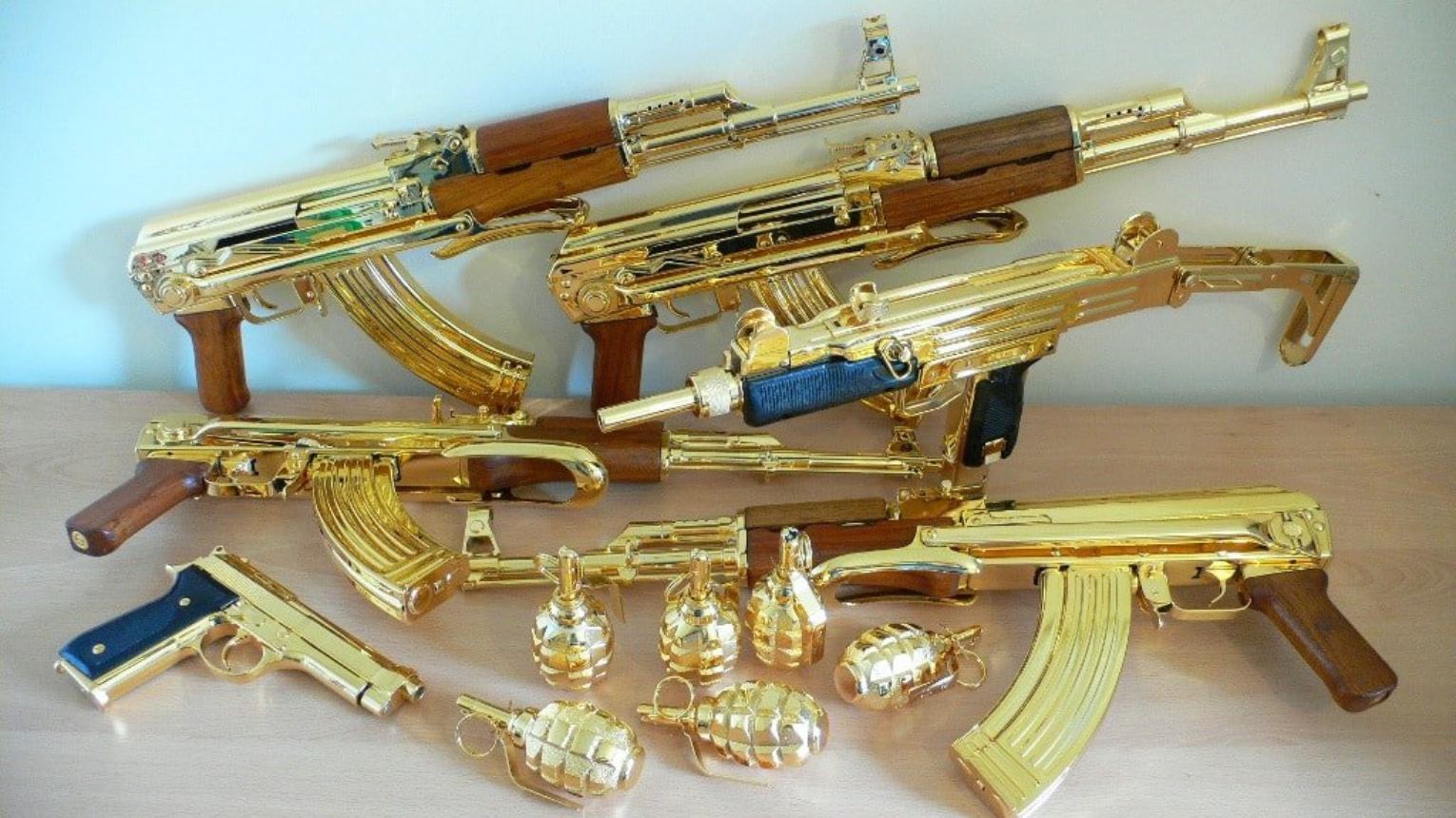 Escobar lövészeti csomag 24 karátos aranyfegyverekkel 1