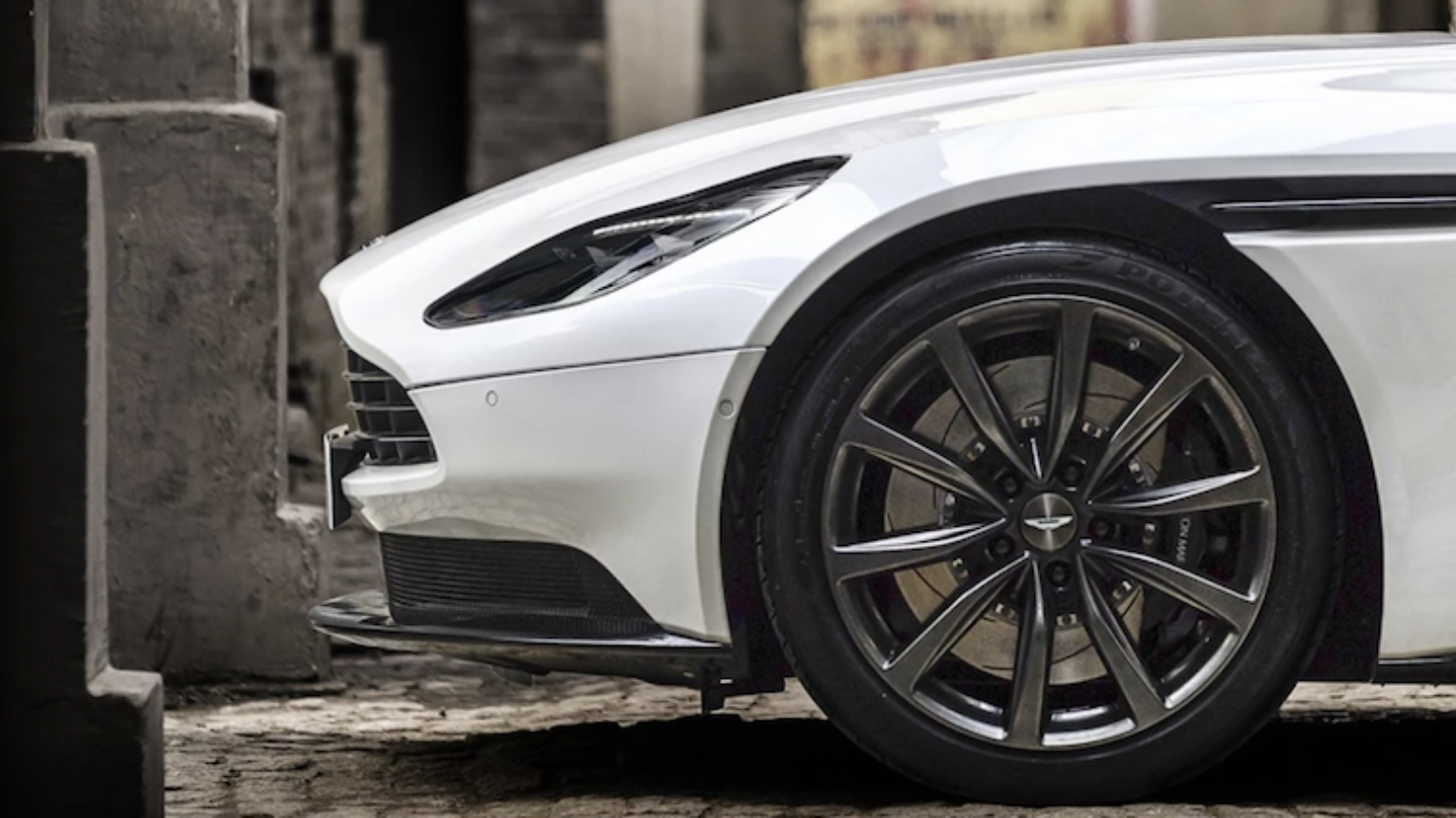 Aston Martin DB11 5.2 V12es utcai fenevad élményvezetése 1