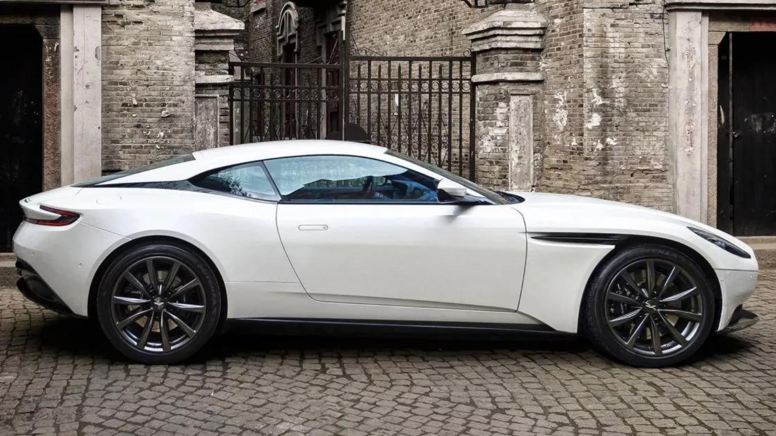 Aston Martin DB11 5.2 V12es utcai fenevad élményvezetése 3