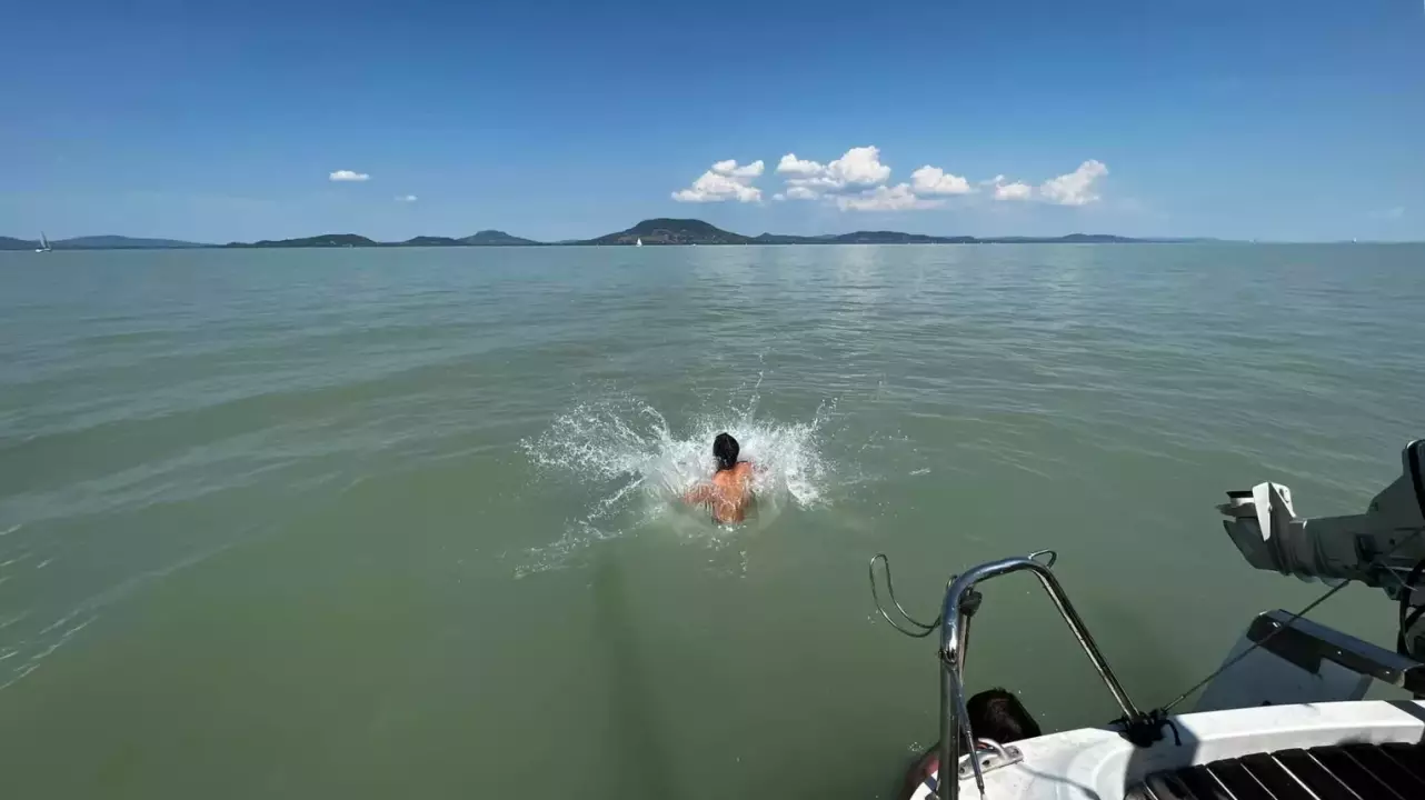 Fürdőzz a Balaton közepén! - Balatonfenyvesi sétahajózás fő kép