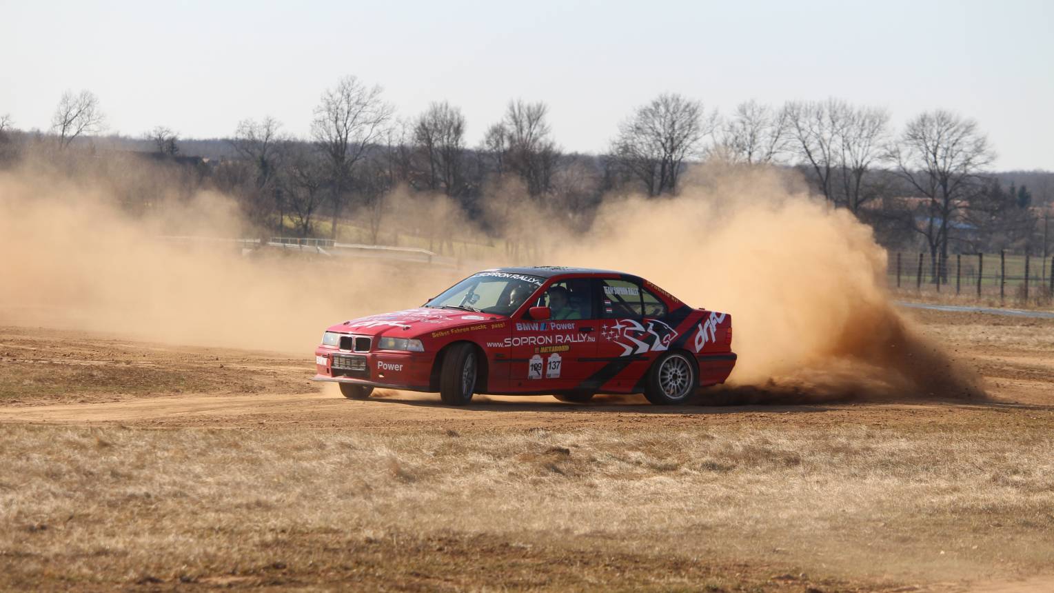 BMW 325i-vel csapatás 1,5 km-es rallycross pályán Sopron mellett 2