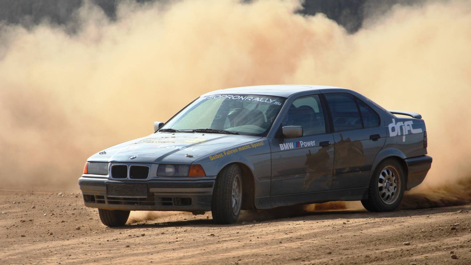 BMW 325i-vel csapatás 1,5 km-es rallycross pályán Sopron mellett 3