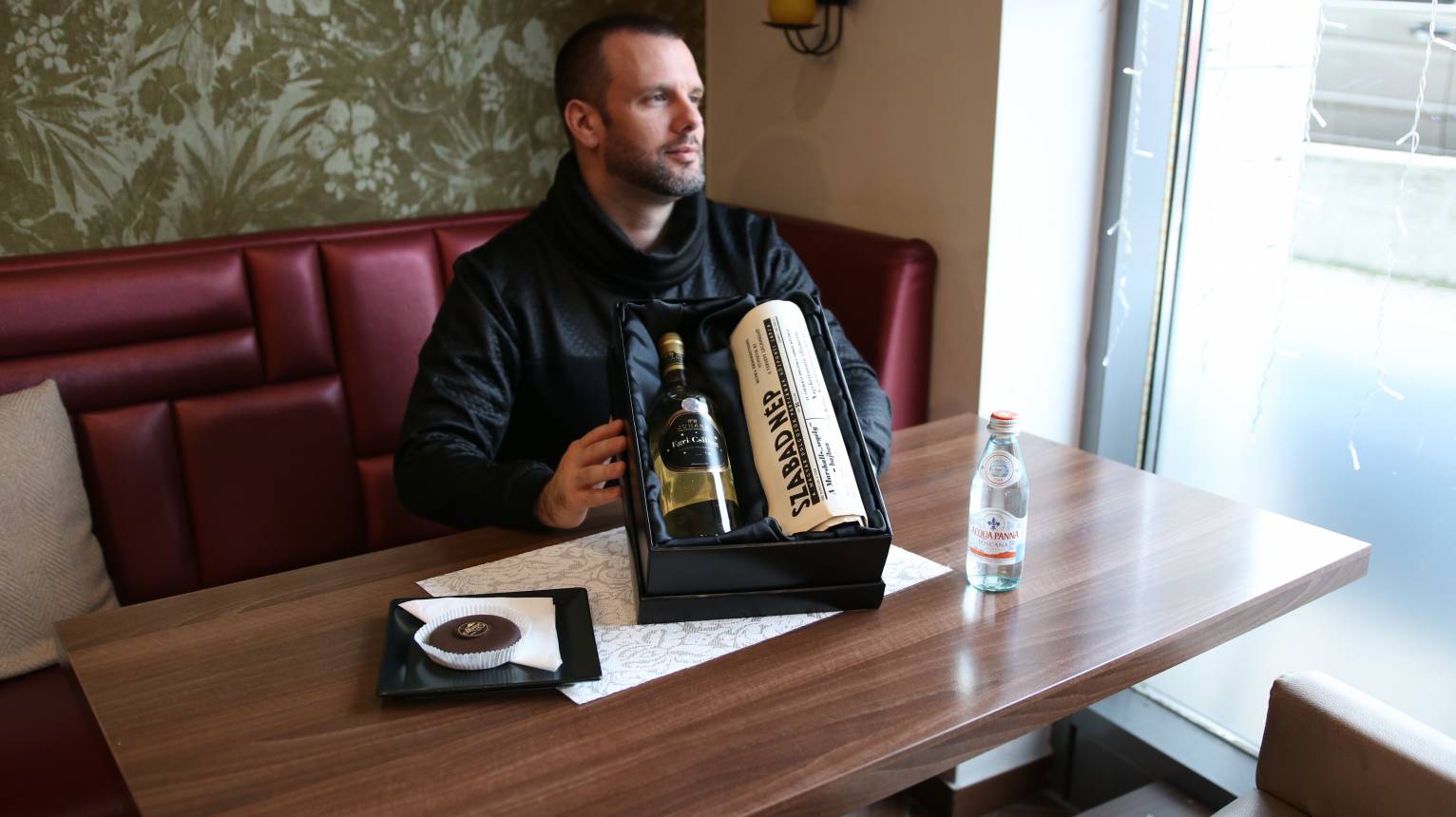 Születésnapi újság elegáns díszdobozban ajándék üveg borral