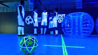 EXTRA Buborékfoci UV fényben világító játékosokkal kosár