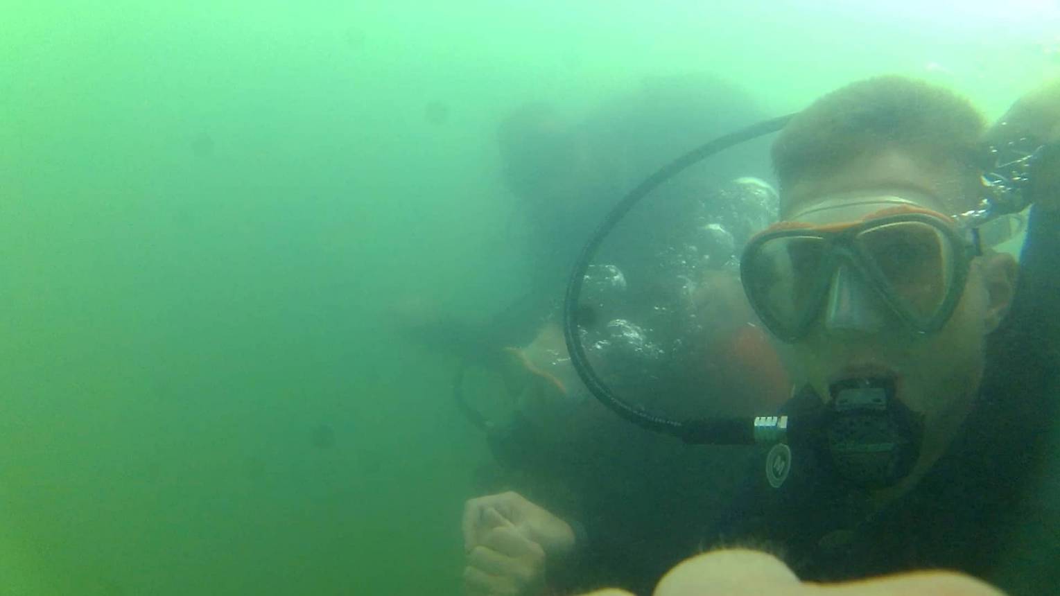 Leánykérés víz alatt, búvárkodás közben