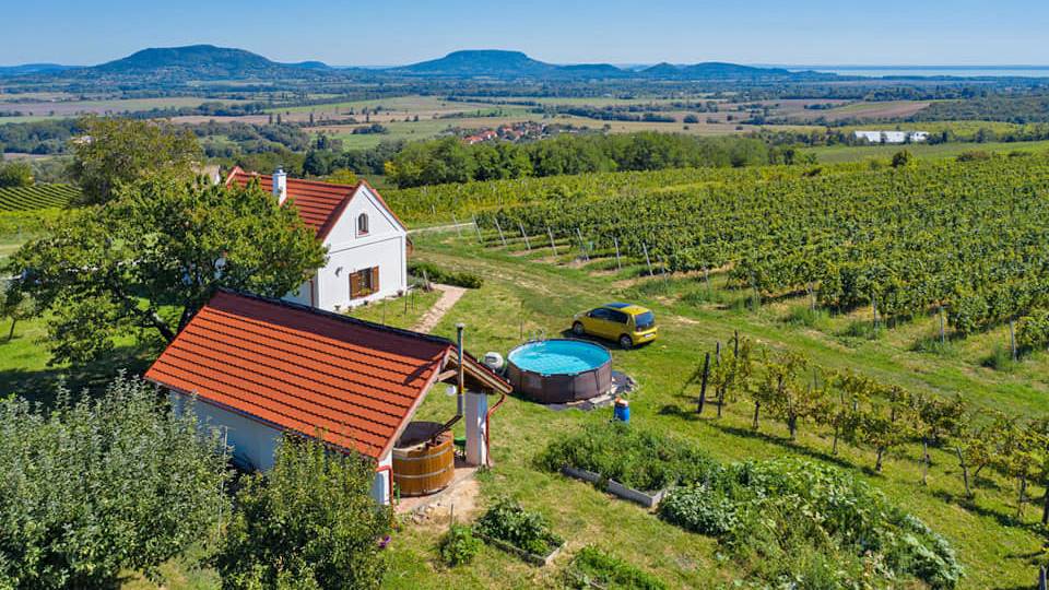 Házikó a hegytetőn a Balaton-felvidéken 8