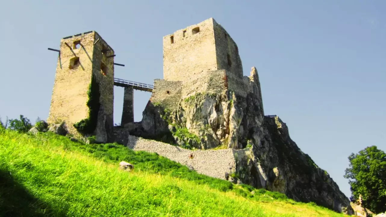 Várvezetés a cseszneki vár romjai között – Várfelfedezőknek fő kép