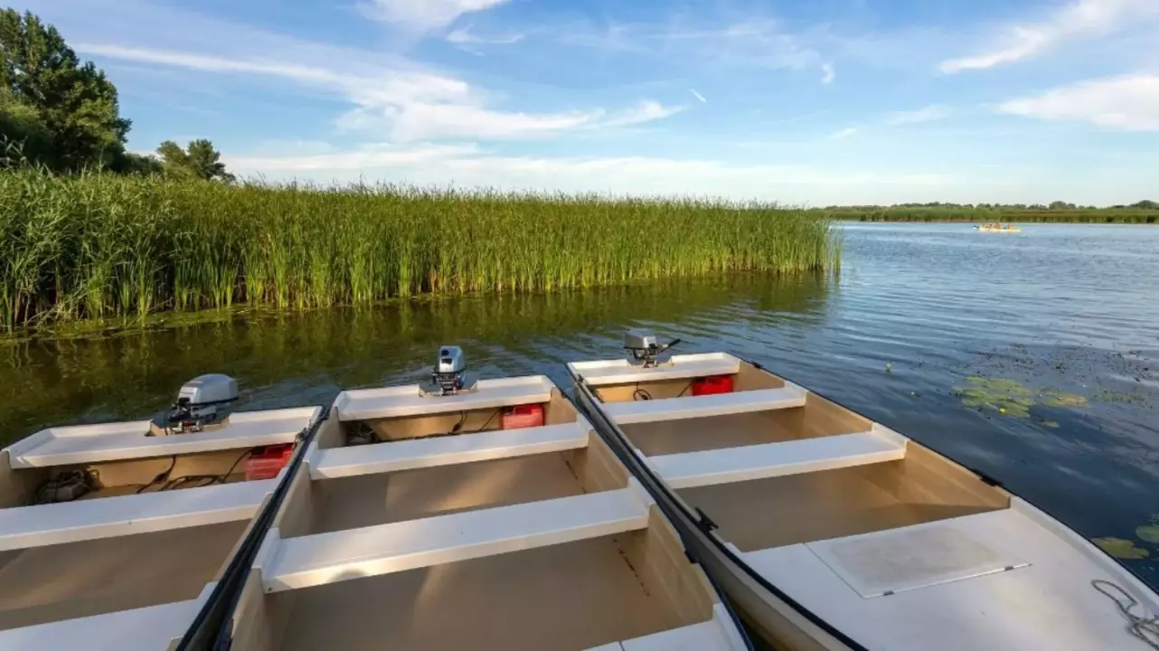 Béreljetek csónakot a Tisza-tavon egész napos horgászkalandra fő kép