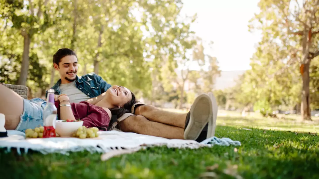 Klasszikus piknik Dobogókőn egy üveg borral fő kép