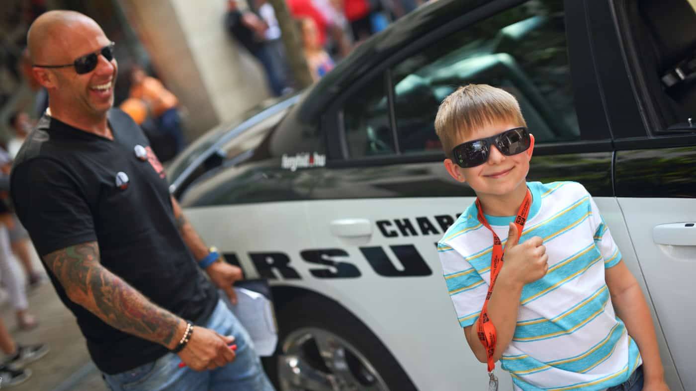 Rendőrautóval óvodába vagy iskolába a csemetéért egy Dodge Chargerel a Need for Speedből