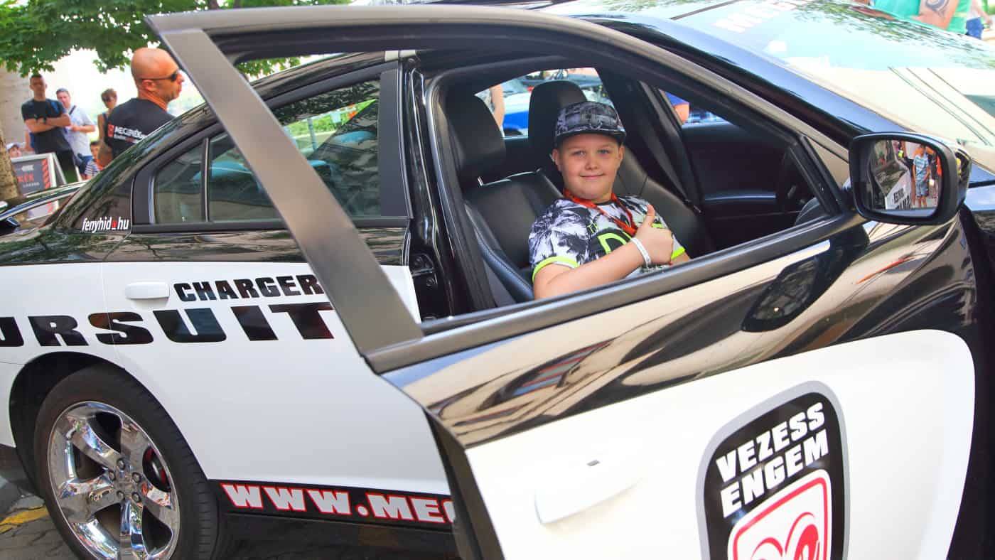 Rendőrautóval óvodába vagy iskolába a csemetéért egy Dodge Chargerel a Need for Speedből 6