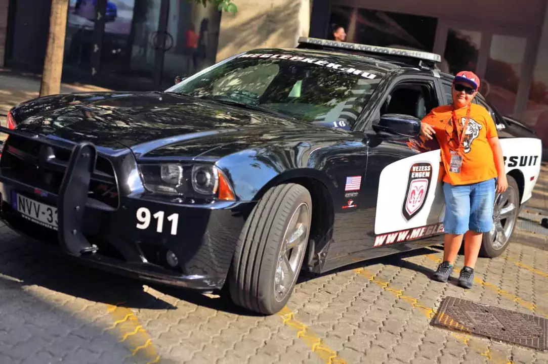 Rendőrautóval óvodába vagy iskolába a csemetéért egy Dodge Chargerel a Need for Speedből fő kép