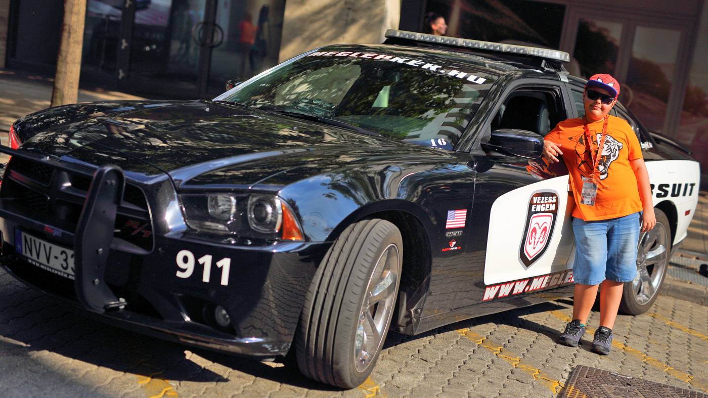 400 LE-ős Dodge Charger Need for Speed rendőrautóval utcai vezetés 5