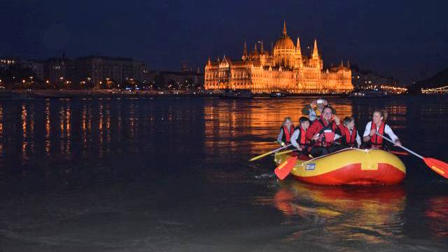 Éjszakai rafting program Budapesten a Dunán