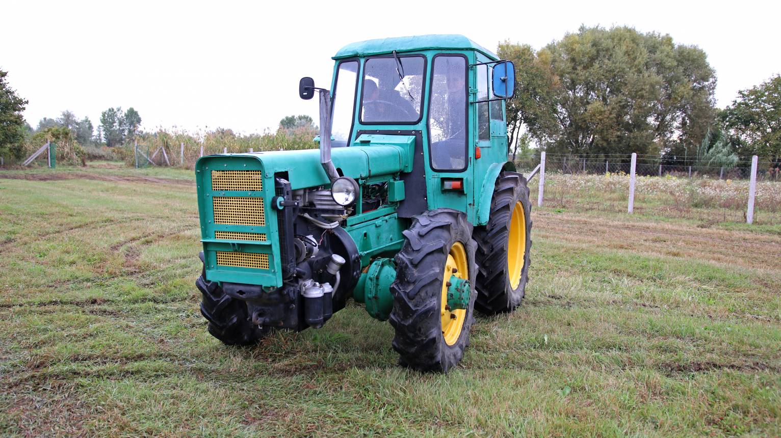 Dutra UE28-as traktor vezetése
