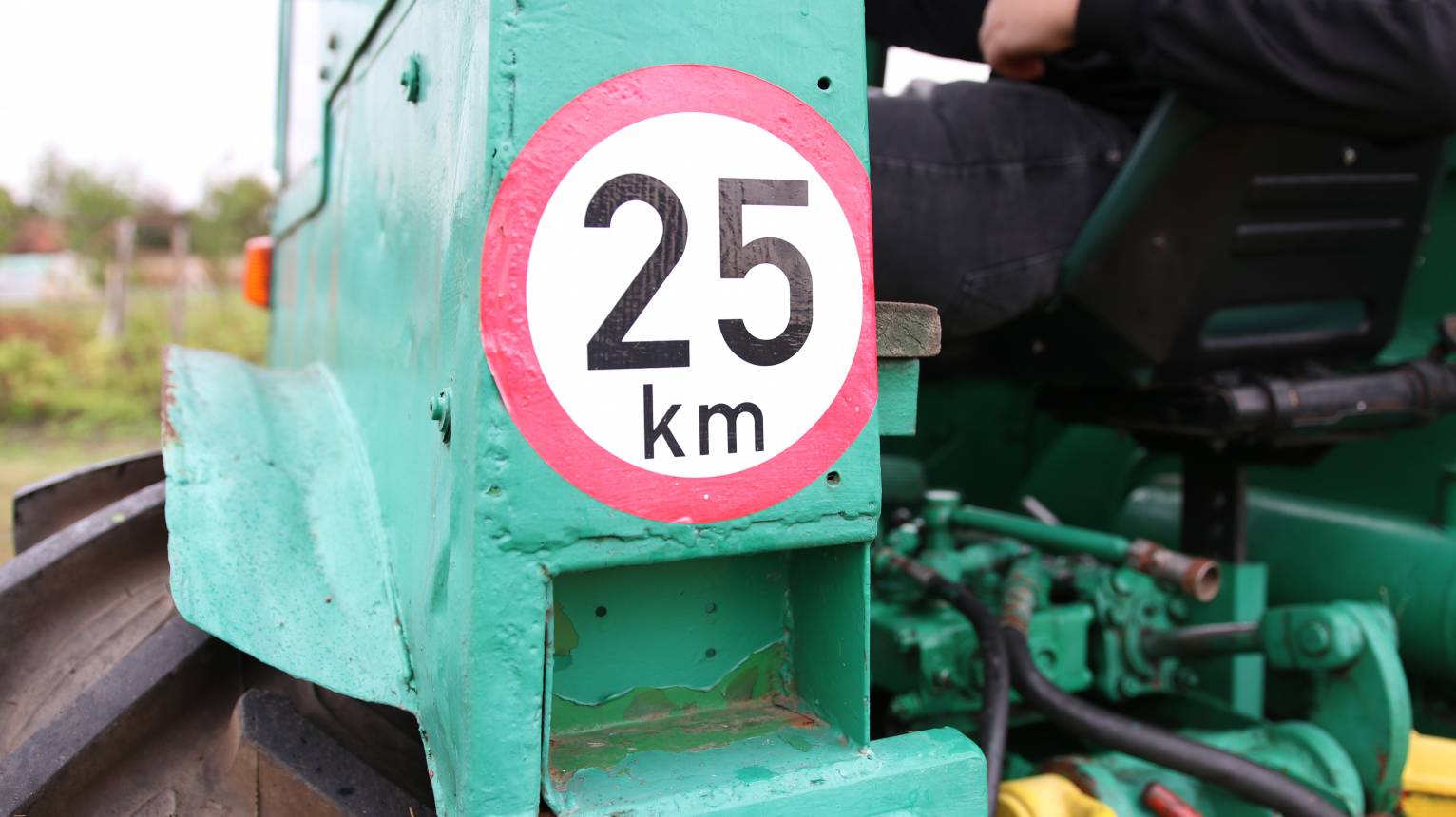 Dutra UE28-as  traktor vezetése gyerekeknek 5