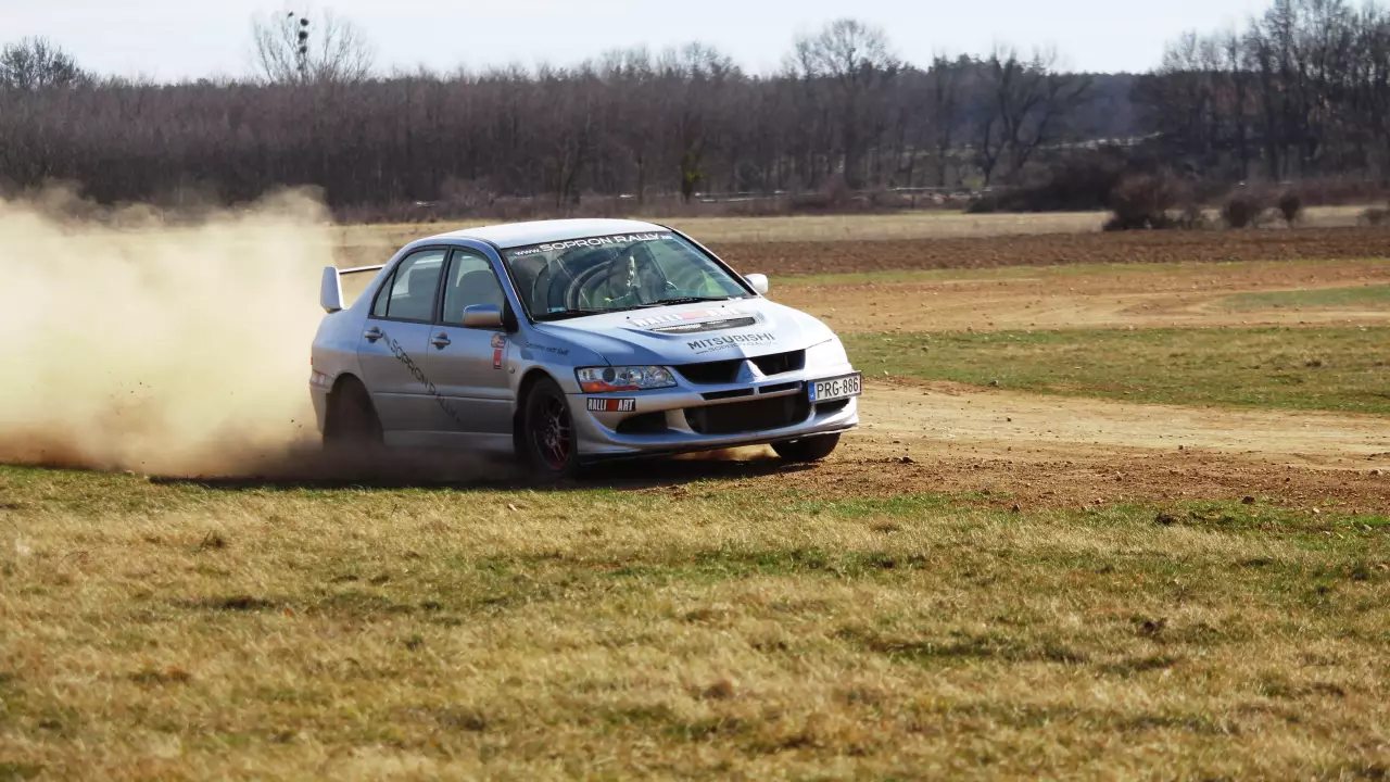 Mitsubishi Lancer Evoval 1,5 km-es rallycross pályán Sopron mellett fő kép