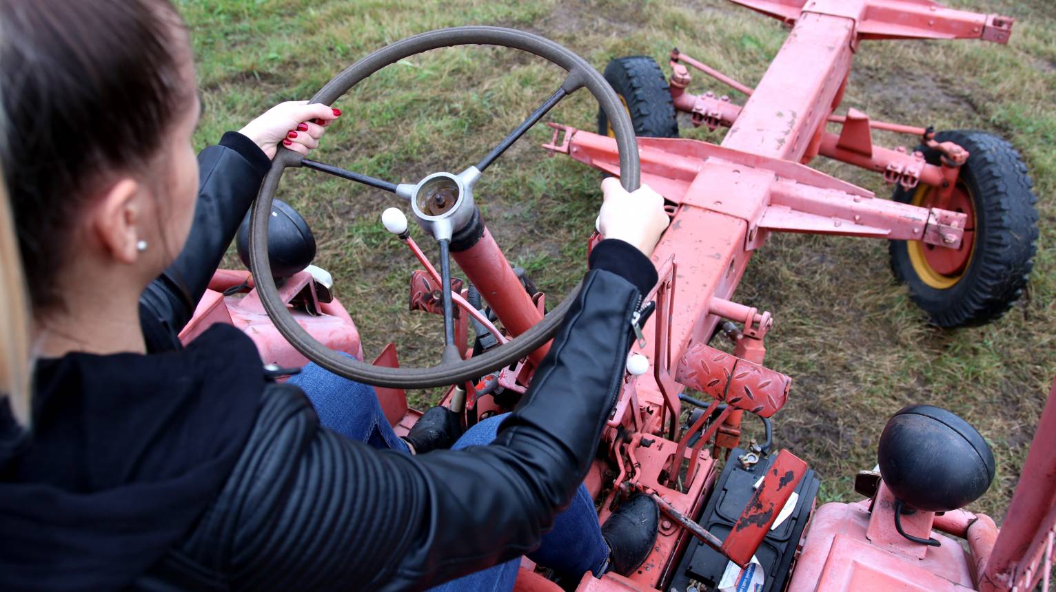 RS 09 GT124 fűnyíró traktorral csapatás felnőtteknek 4