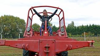 RS 09 GT124 fűnyíró traktorral élményvezetés gyerekeknek kosár