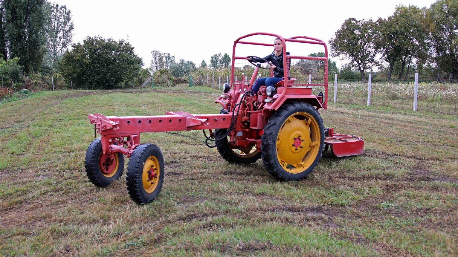 RS 09 GT124 fűnyíró traktorral csapatás felnőtteknek 1