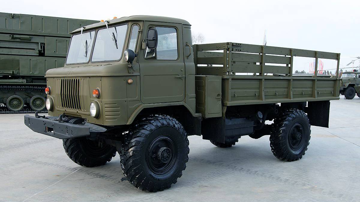 GAZ 66 katonai szállító teherautó vezetés terepen akár 10 utassal
