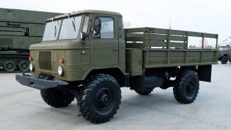GAZ 66 katonai szállító teherautó vezetés terepen akár 10 utassal kosár