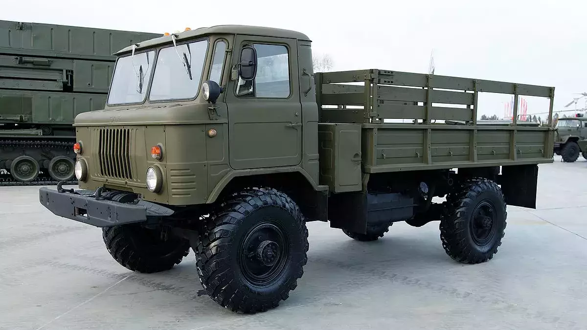GAZ 66 katonai szállító teherautó vezetés terepen akár 10 utassal fő kép