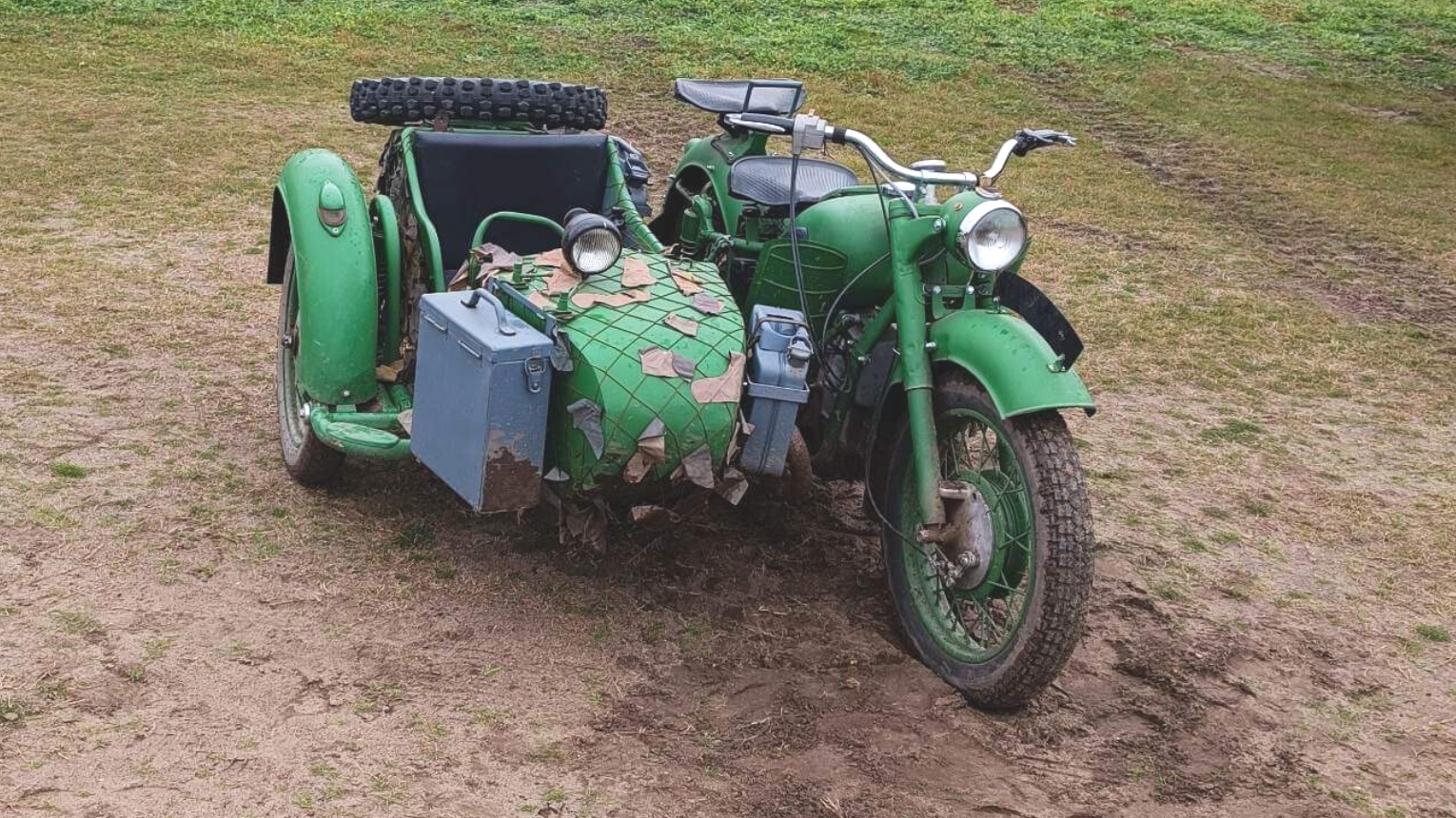 Harci motort Apa vezeti gyerkőc az oldalkocsiban utazik 1