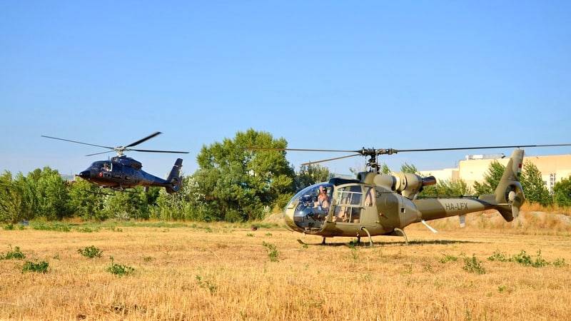 Kötelékrepülés katonai helikopterekkel 12 fő részére