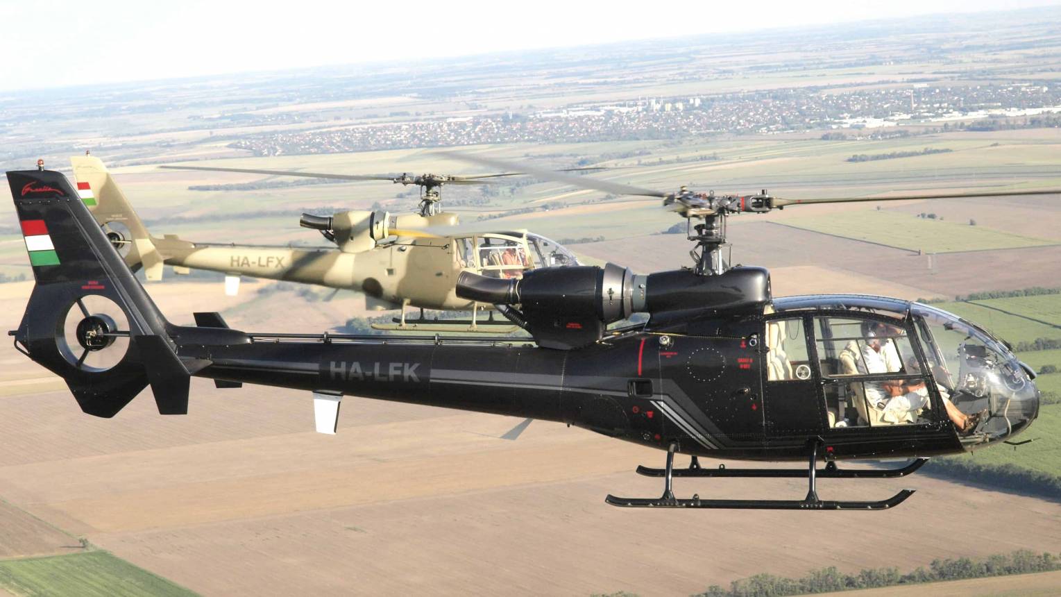 Kötelékrepülés katonai helikopterekkel 12 fő részére